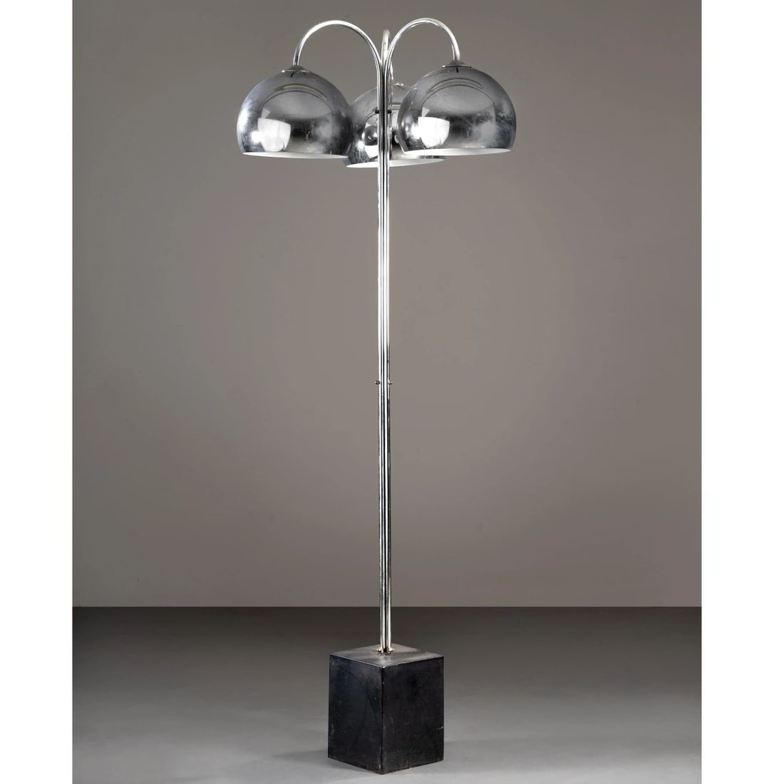 METAL FLOOR LAMP: METAL FLOOR LAMP LAMPADA DA TERRA in metallo Produzione Italia, 1970 circa alt. cm 205 e diam. cm 80