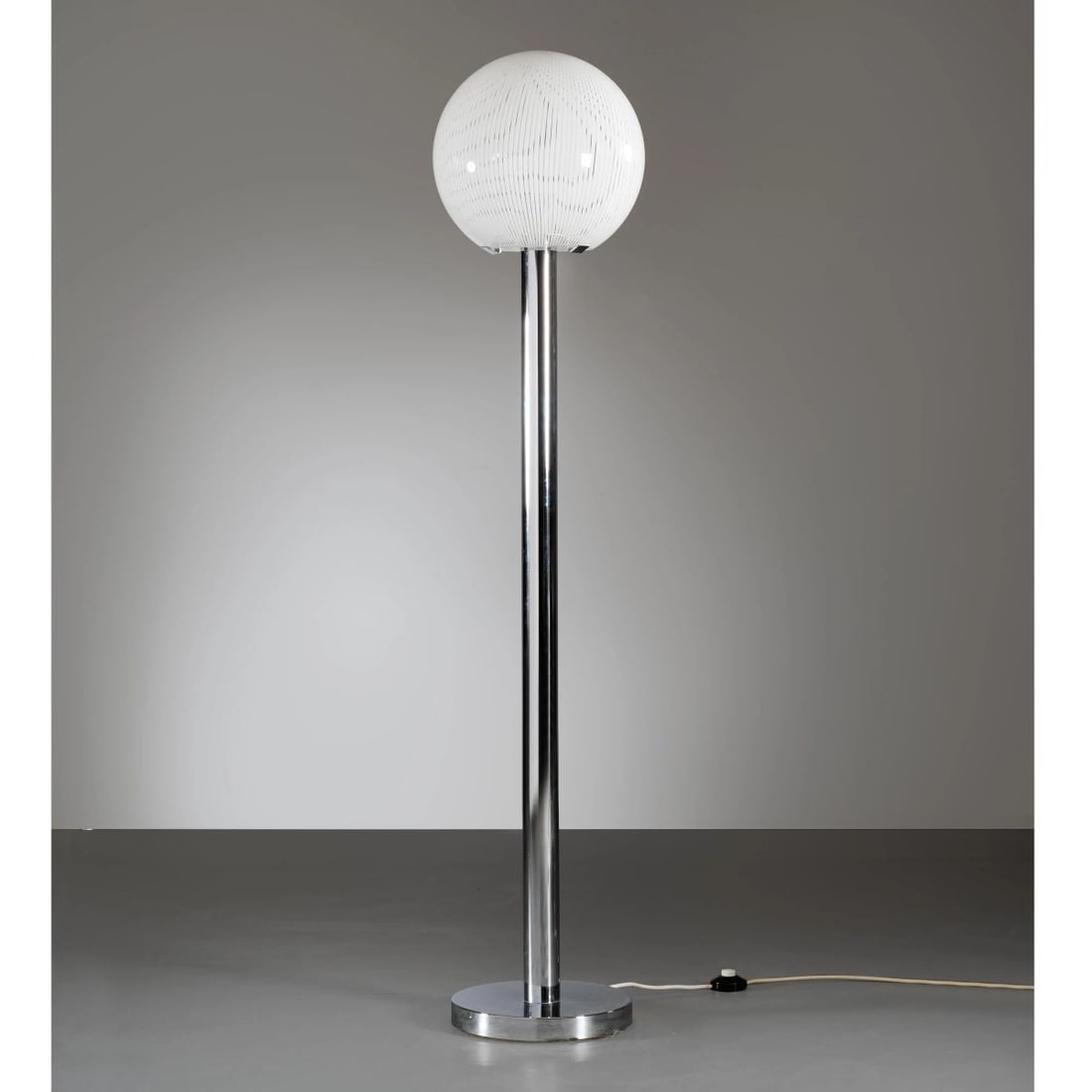 Ludovico Diaz De Santillana: Ludovico Diaz De Santillana (Roma, 1921 - 1989) METAL AND GLASS FLOOR LAMP LAMPADA DA TERRA DELLA SERIE TESSUTO in metallo e vetro Produzione Venini, Murano, 1975 circa Marchio del produttore a