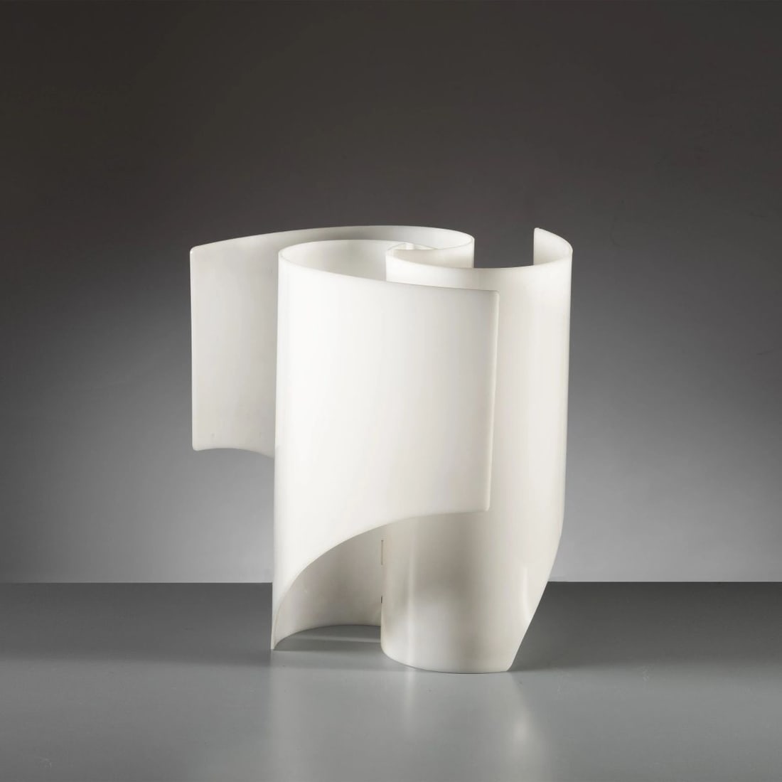 Piero Bocci e: Piero Bocci e Luigi Padova (Sec. XX) «ANEMONE» TABLE LAMP LAMPADA DA TAVOLO MODELLO ANEMONE in plexiglass nei toni del bianco Produzione Valenti Luce, 1970 circa alt. cm 40 e diam.