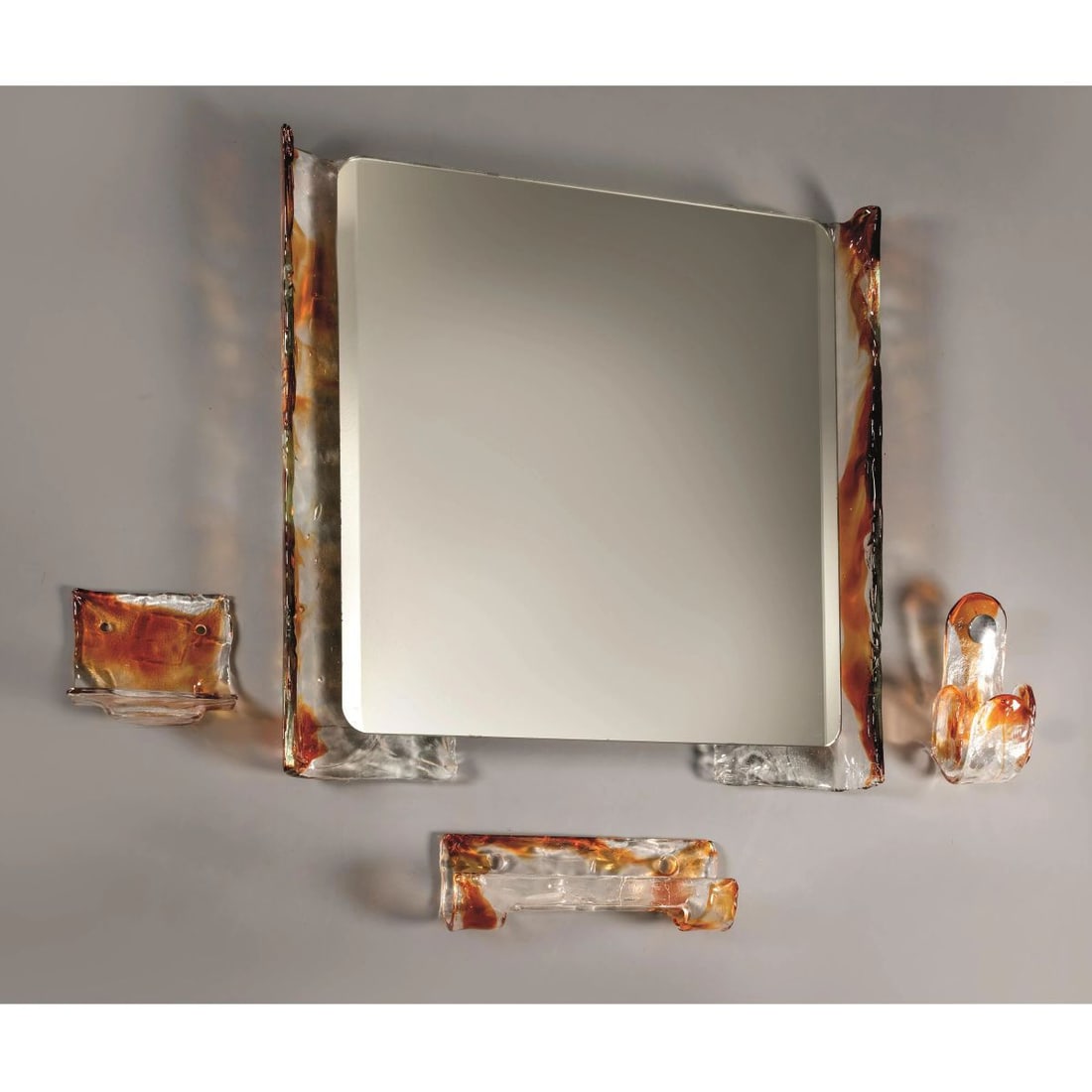 A LIGHTED MIRROR, METAL AND GLASS STRUCTURE: A LIGHTED MIRROR, METAL AND GLASS STRUCTURE UNO SPECCHIO CON ILLUMINAZIONE in specchio, metallo e vetro Produzione Italia, 1970 circa cm H75xL80xP15 