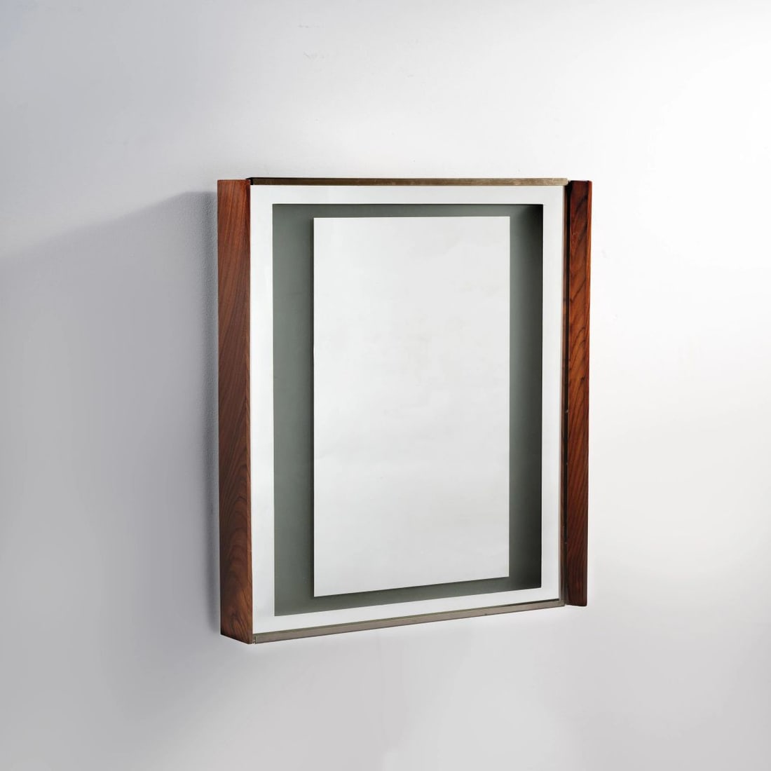 Stilnovo: Stilnovo MIRROR, WOODEN FRAME SPECCHIO cornice in legno Produzione Stilnovo, Italia, 1960 circa Marchio del produttore cm H65,5xL58,5xP12,5 Bibliografia di confronto Catalogo del