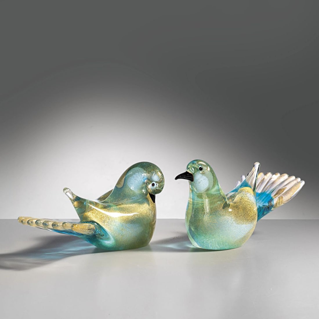 Seguso: Seguso BLUE, GREEN AND GOLD GLASS SCULPTURES DUE PICCOLE SCULTURE in vetro nei toni del blu, verde e oro Produzione Italia, 1950 circa cm H10xL18xP7 