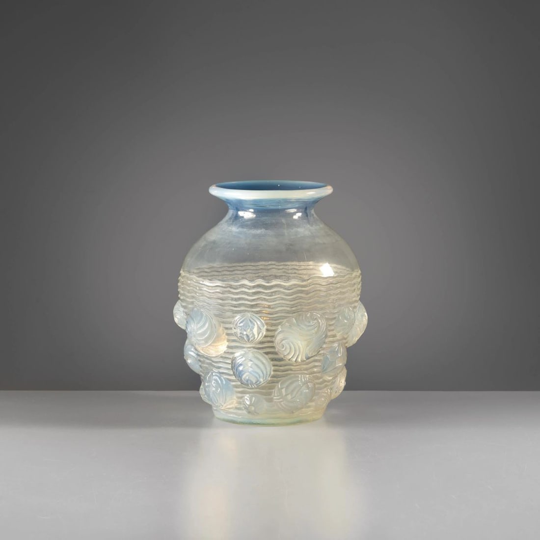Verlys: Verlys OPALESCENT GLASS VASE VASO LES COQUILLAGES vetro opalescente Produzione, Francia, 1920 circa firmato alla base alt. cm 15 e diam. cm 14 