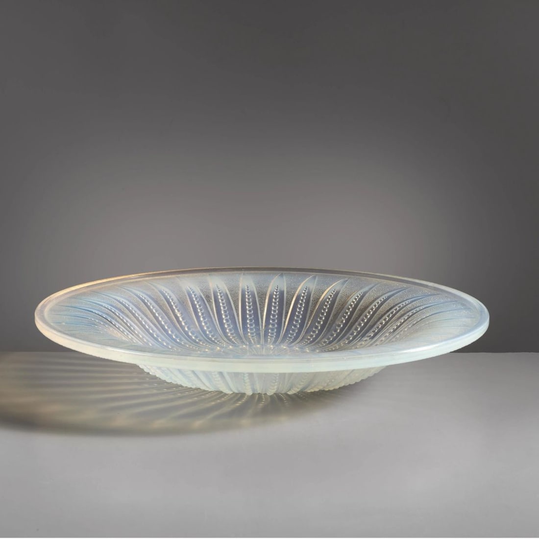 Verlys: Verlys OPALESCENT GLASS PLATE PIATTO in vetro opalescente Produzione Francia, 1920 circa, alt. cm 5 e diam. cm 35 