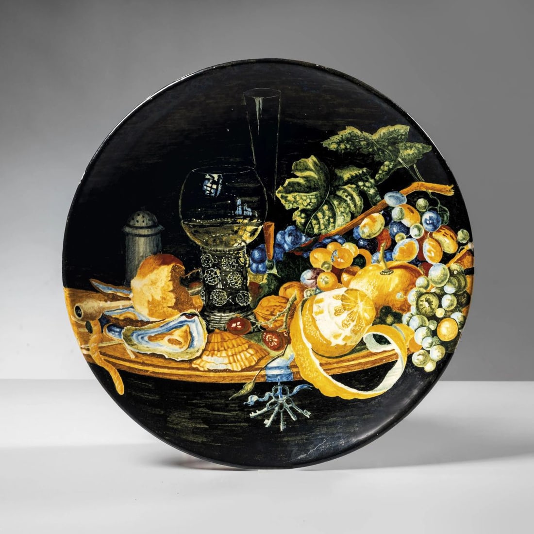 CERAMIC PLATE: CERAMIC PLATE PIATTO in ceramica raffigurante natura morta Produzione Italia, 1900 circa diam. cm 29 e alt. cm 5