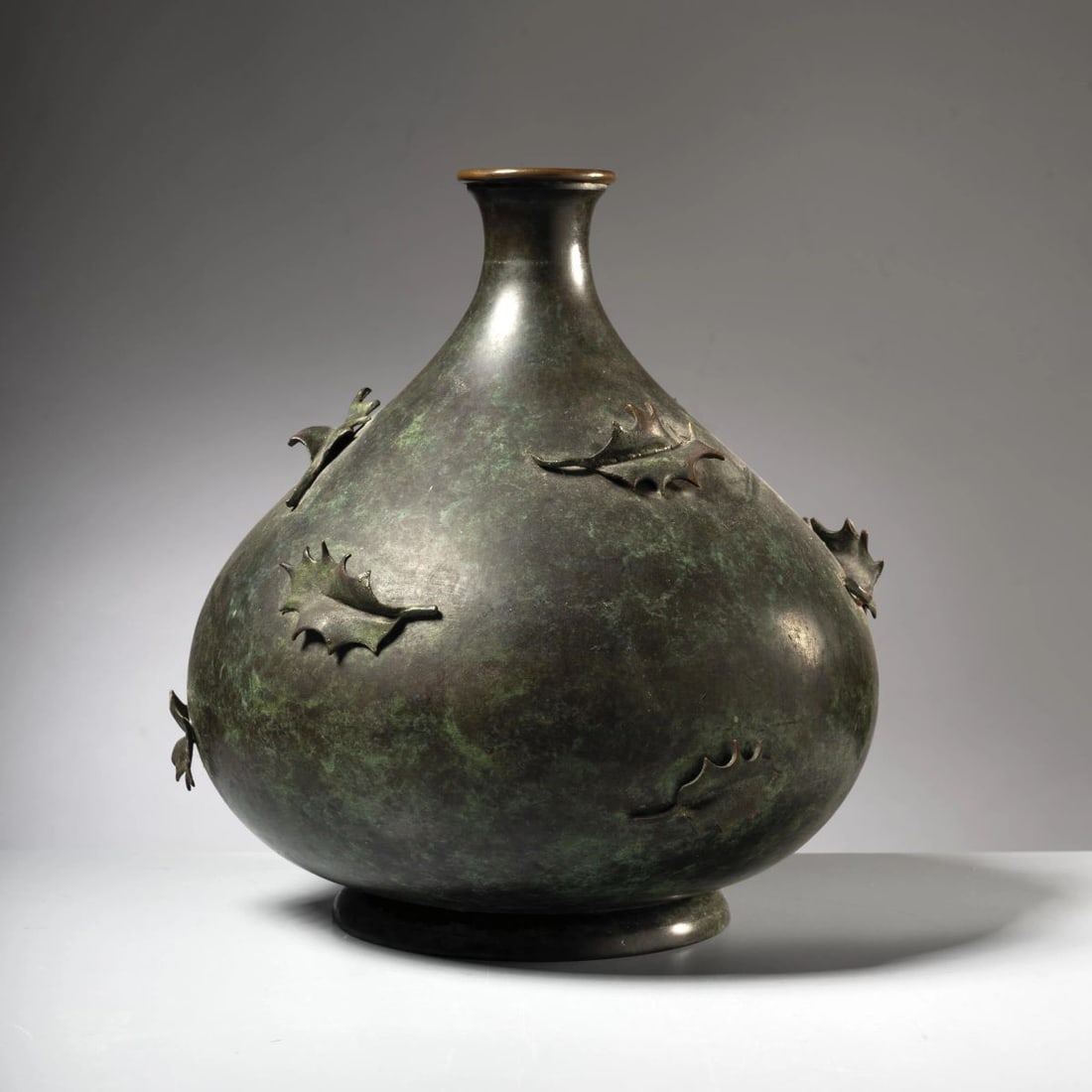VASO: A METAL VASE VASO in metallo Produzione Italia, 1950 circa alt. cm 29 e diam. cm 26 