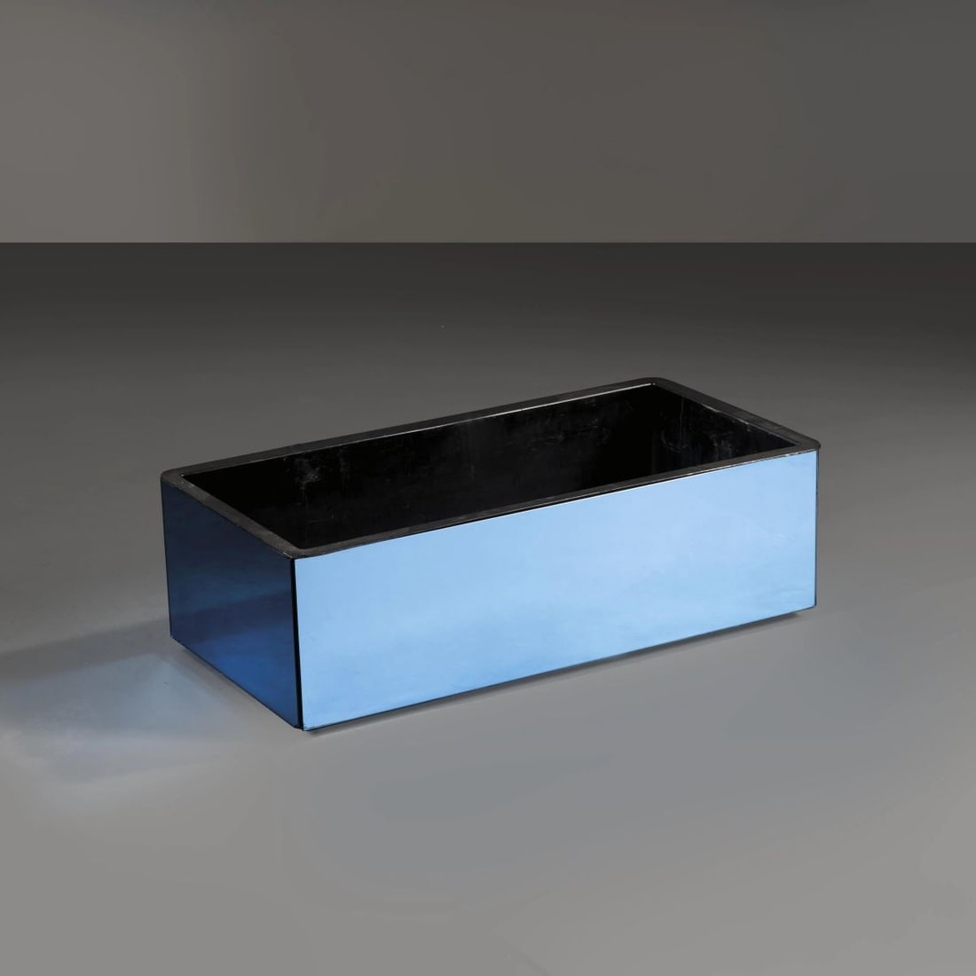 Giuseppe Raimondi e: Giuseppe Raimondi e (1941 - Lampedusa, 1997) A.Ba.Co A FLOWER BOX UNA FIORIERA MODELLO FLOWER GRANDE 3190 in specchio e materiale plastico Produzione Cristal Art, Italia, 1970 circa marchio