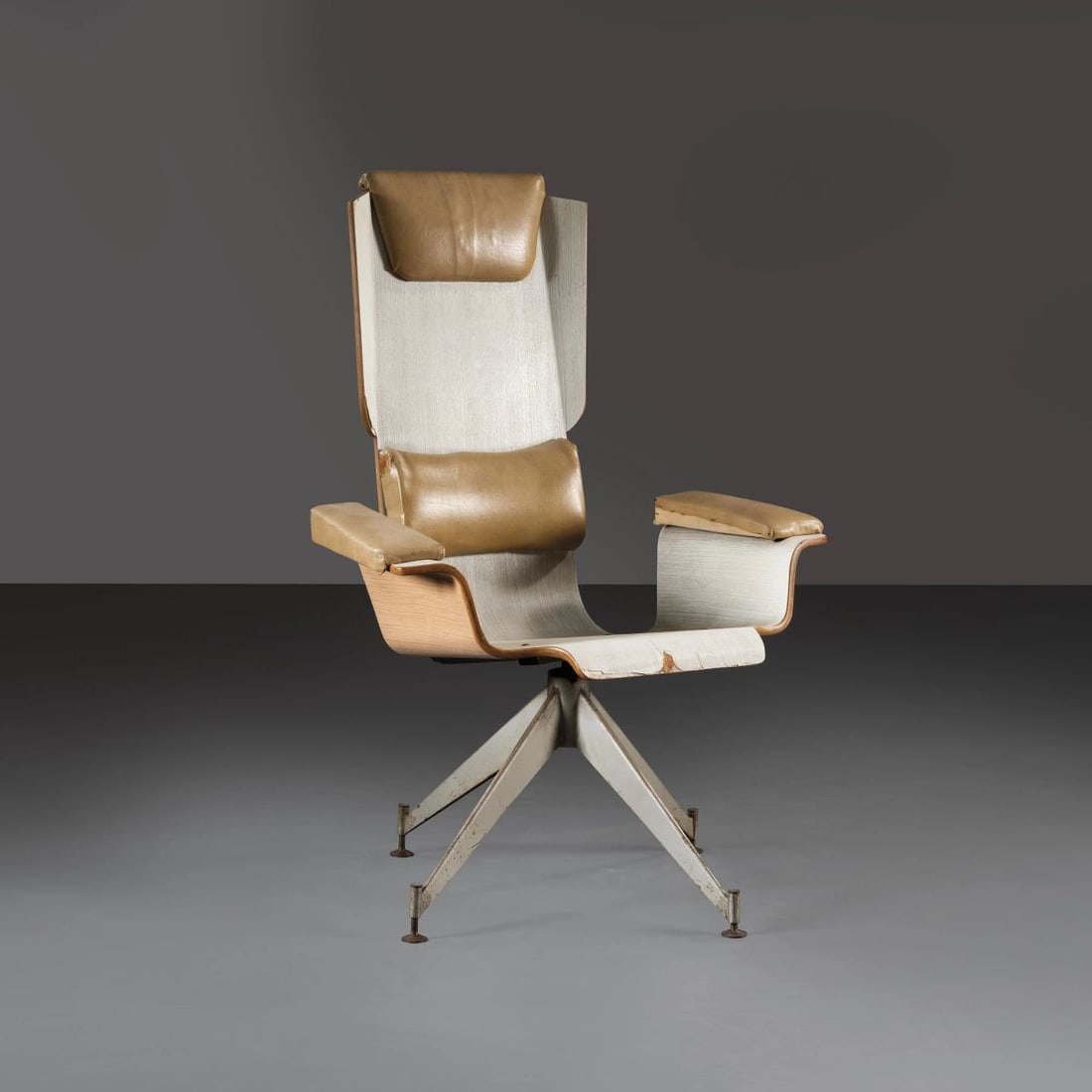 Fratelli Pozzi: Fratelli Pozzi SWIVELING ARMCHAIR POLTRONA GIREVOLE in legno e metallo Produzione Fratelli Pozzi, Italia, 1965 circa cm H98xL70xP70 Bibliografia di confronto La rivista