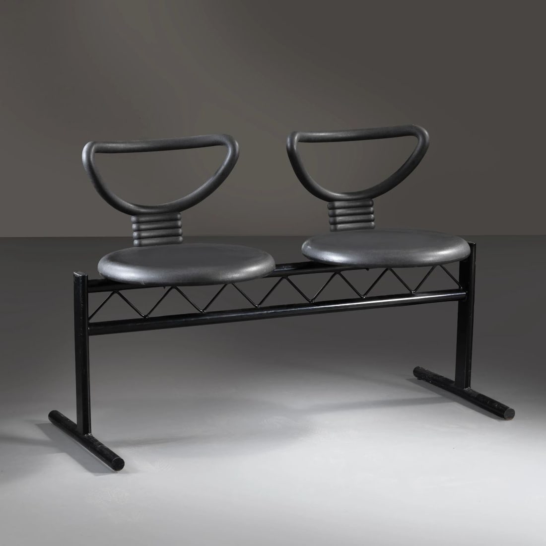 Nobu Tanigawa: Nobu Tanigawa (Sec. XX) TWO-SEAT BENCH, BLACK LACQUERED METAL STRUCTURE PANCA A DUE POSTI in metallo laccato nei toni del nero Produzione Fasem, Italia, 1990 circa Marchio del produttore cm