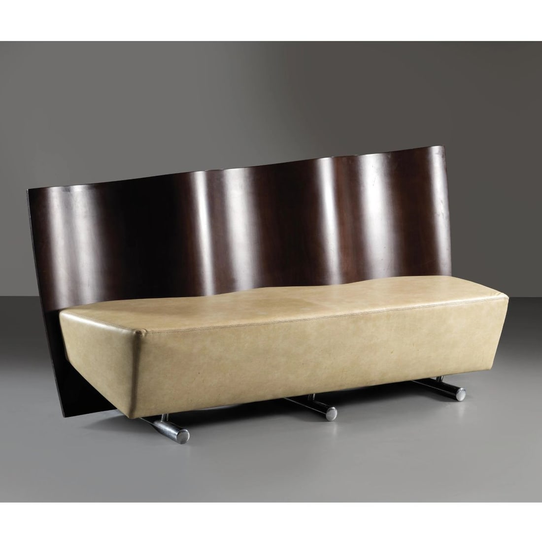 DIVANO: SOFA, METAL FRAME, VINYL AND WOOD STRUCTURE DIVANO in legno, metallo e vinile Produzione Italia, 1990 circa cm H94xL186xP94 
