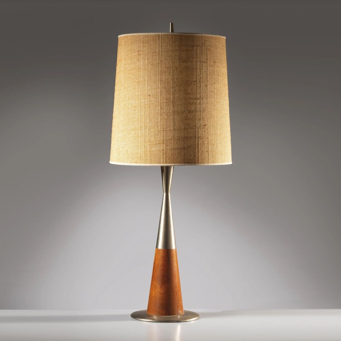 Stilnovo: Stilnovo TABLE LAMP, WOOD AND GLASS STRUCTURE LAMPADA DA TAVOLO MODELLO 8058 in legno e metallo Produzione Stilnovo, Italia, 1967 marchio del produttore alt. cm 86 e diam. alla base cm 35