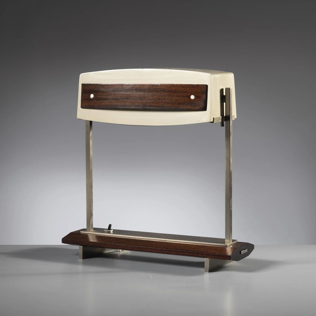 Stilnovo: Stilnovo A «8063» METAL AND WOODEN TABLE LAMP LAMPADA DA TAVOLO MODELLO 8063 in metallo e legno Produzione Stilnovo, Italia, 1967 logo del produttore cm H35xL34xP12,5 