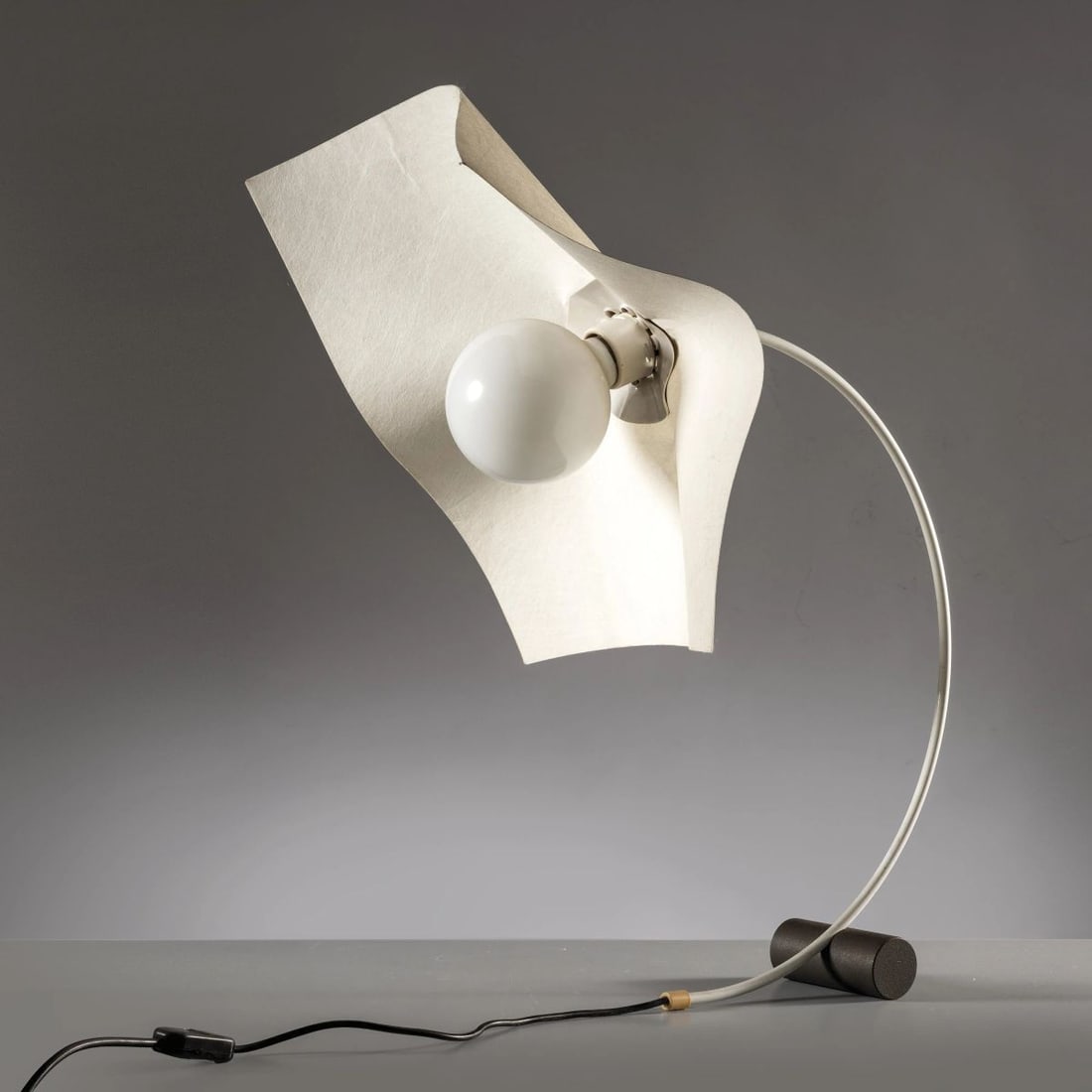 Mario Bellini: Mario Bellini (Milano, 1935) «AREA» TABLE LAMP LAMPADA DA TAVOLO MODELLO AREA in tessuto e metallo Produzione Artemide, Italia, 1974 cm H75xL55xP50 Bibliografia