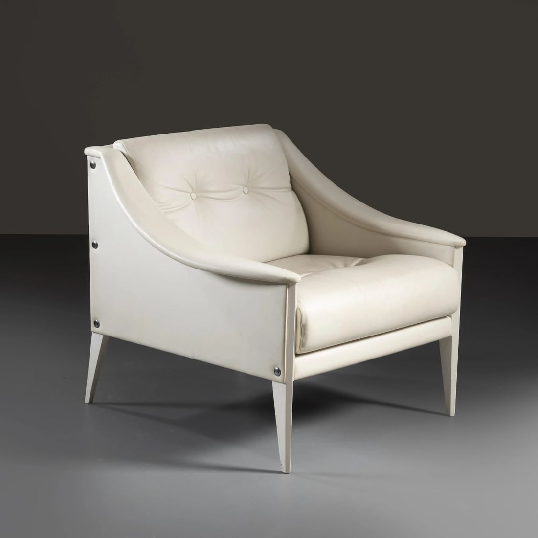 Gio Ponti: Gio Ponti (Milano, 1891 – 1979) A «DEZZA» ARMCHAIR, WOODEN STRUCTURE, WHITE LEATHER UPHOLSTERED POLTRONA DEZZA in legno laccato nei toni del bianco, rivestita in pelle nei