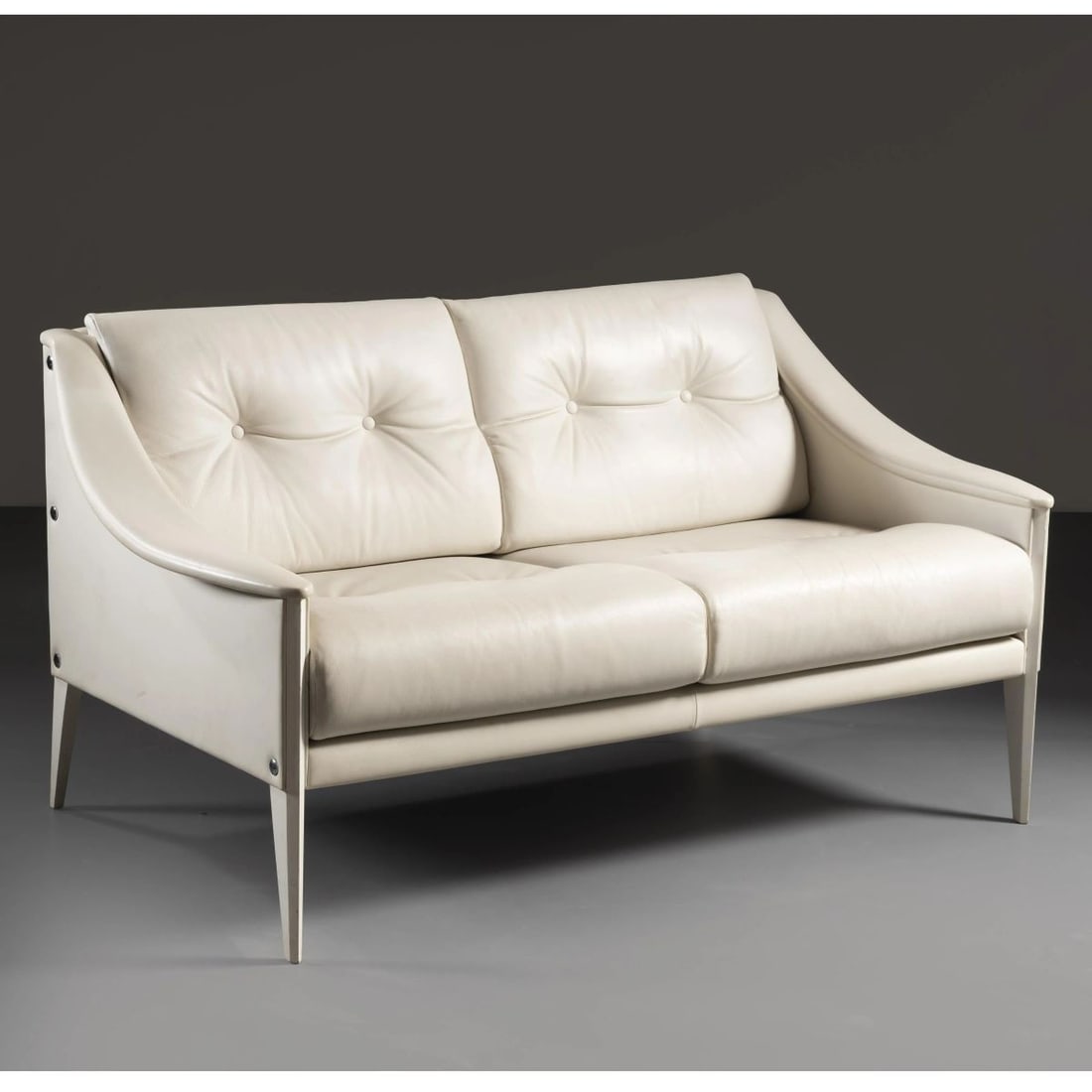 Gio Ponti: Gio Ponti (Milano, 1891 – 1979) A «DEZZA» SOFA, WOODEN STRUCTURE, WHITE LEATHER UPHOLSTERED DIVANO DEZZA in legno laccato nei toni del bianco, rivestita in pelle nei toni del