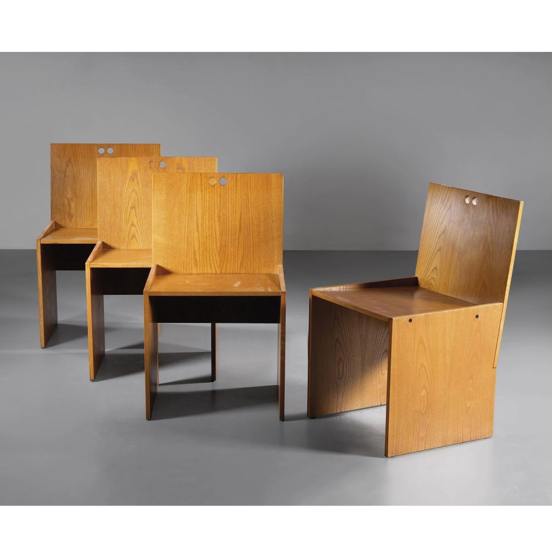 FOUR WOODEN CHAIRS: FOUR WOODEN CHAIRS QUATTRO SEDIE in legno Produzione Italia, 1980 circa cm H76xL46xP46