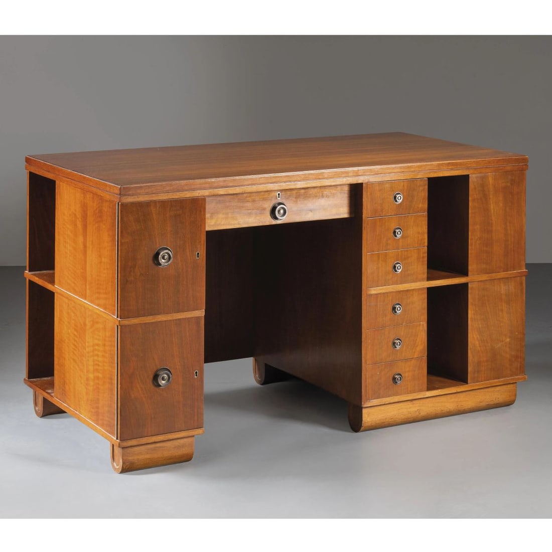 WOODEN DESK, BRASS DETAILS: WOODEN DESK, BRASS DETAILS SCRIVANIA in legno, dettagli in ottone Produzione Italia, 1930 circa cm H78xL135xP70