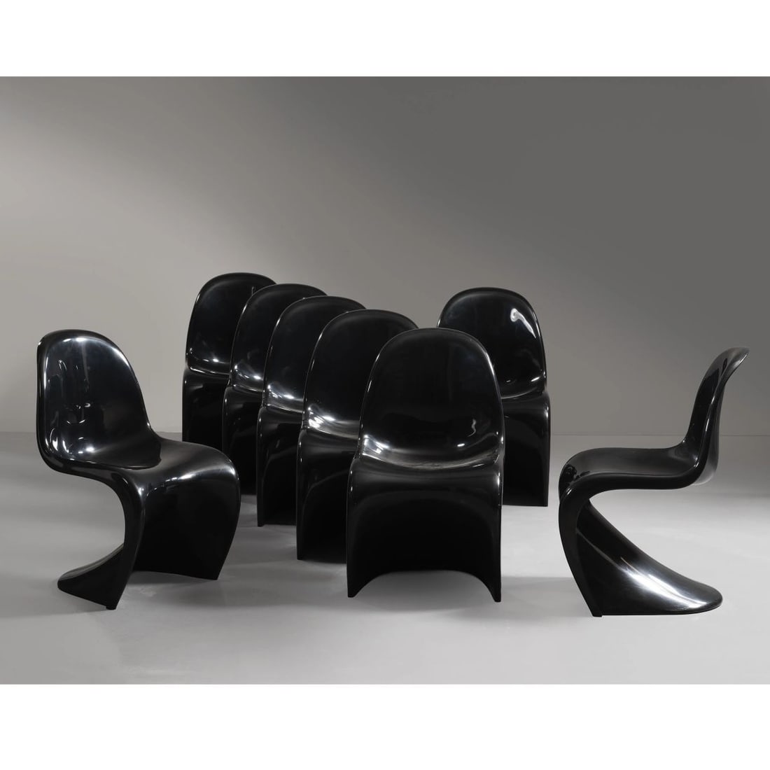 Verner Panton: Verner Panton (Gamtofte Sogn, 1926 - Copenaghen, 1998) EIGHT BLACK PLASTIC «PANTON» CHAIRS OTTO PANTON CHAIRS in plastica nei toni del nero Produzione Herman Miller, 1970 circa