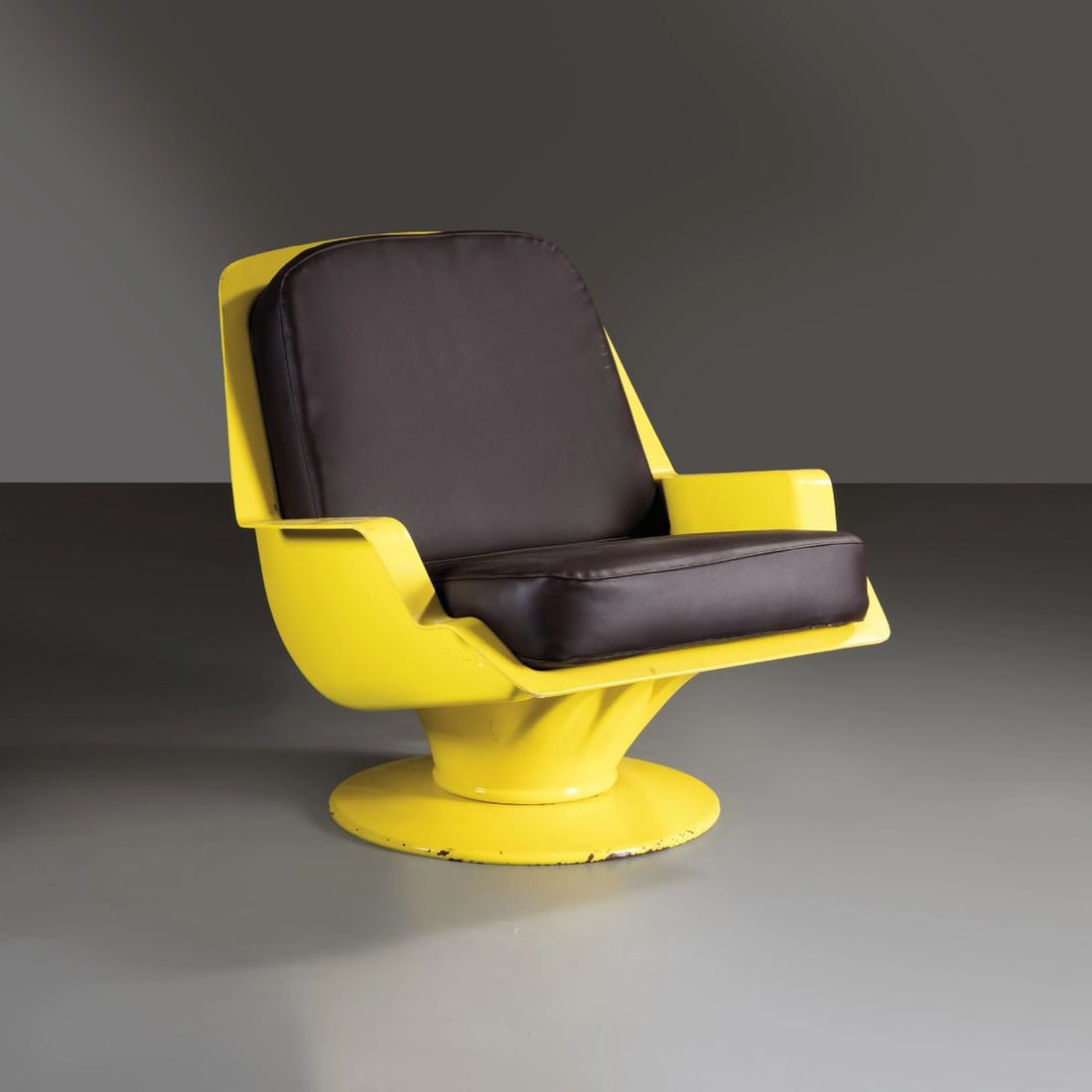 Richard Neagle: Richard Neagle (Sec. XX) ARMCHAIR, YELLOW LACQUERED METAL STRUCTURE POLTRONA MODELLO NIKE struttura in metallo laccato nei toni del giallo Produzione Sormani, Italia, 1966 cm