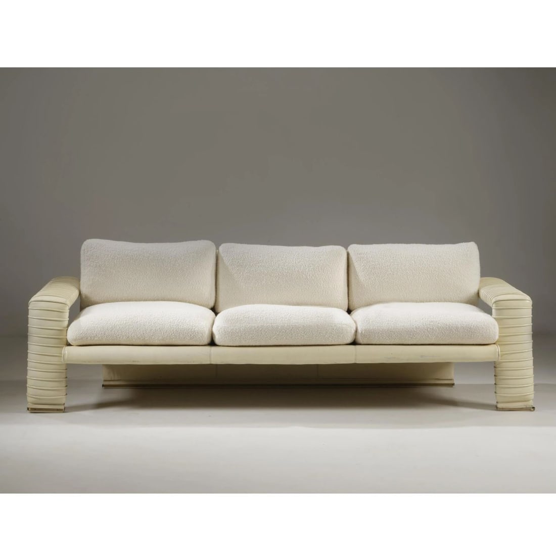 Marzio Cecchi: Marzio Cecchi (Firenze, 1940 - New York, 1990) SOFA, WOODEN STRUCTURE, WHITE FABRIC UPHOLSTERY DIVANO struttura in legno, rivestito e imbottito in tessuto nei toni del bianco Produzione