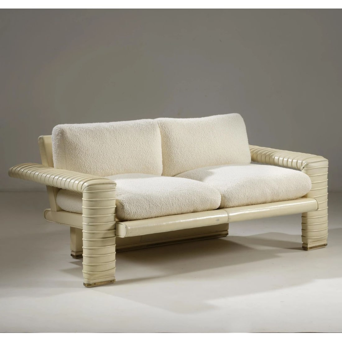 Marzio Cecchi: Marzio Cecchi (Firenze, 1940 - New York, 1990) SOFA, WOODEN STRUCTURE, WHITE FABRIC UPHOLSTERY DIVANO struttura in legno, rivestito e imbottito in tessuto nei toni del bianco Produzione