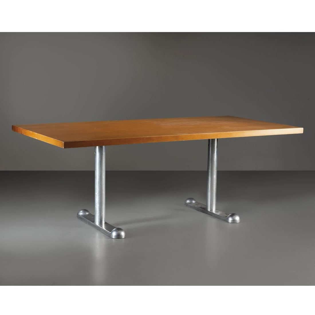 Perry King e: Perry King e (Alliance, 1948) Santiago Miranda (Siviglia, XX) TABLE, METAL LEGS AND WOODEN TOP TAVOLO gambe in metallo e piano in legno Produzione Planula, Agliana, Italia, 1970 circa cm