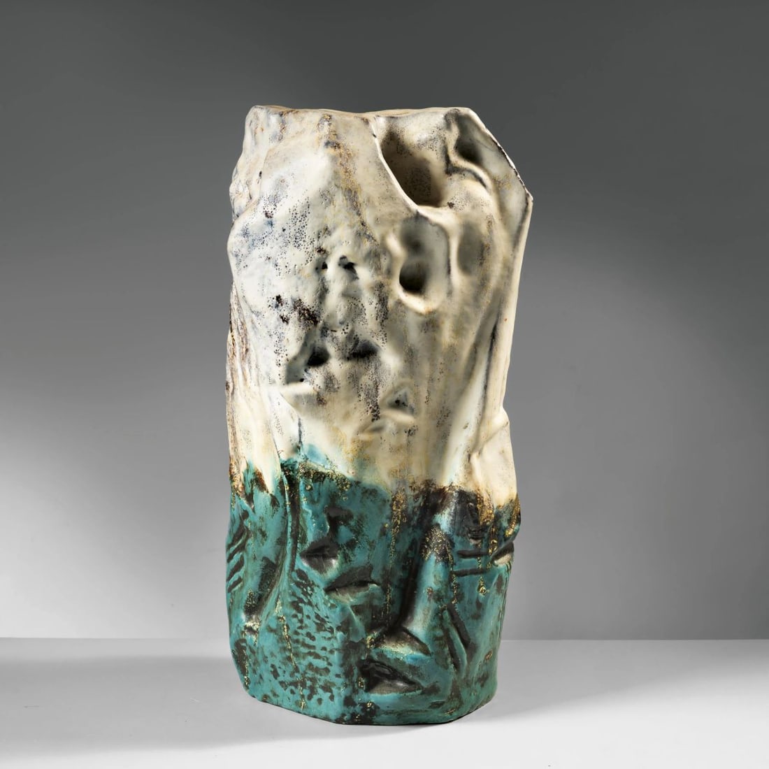 Marcello Fantoni: Marcello Fantoni (Firenze, 1915 - 2011) WHITE AND GREEN CERAMIC VASE VASO in ceramica nei toni del bianco e del verde firmato sul fondo Produzione Italia, 1960 circa alt. cm 38 e diam cm 18