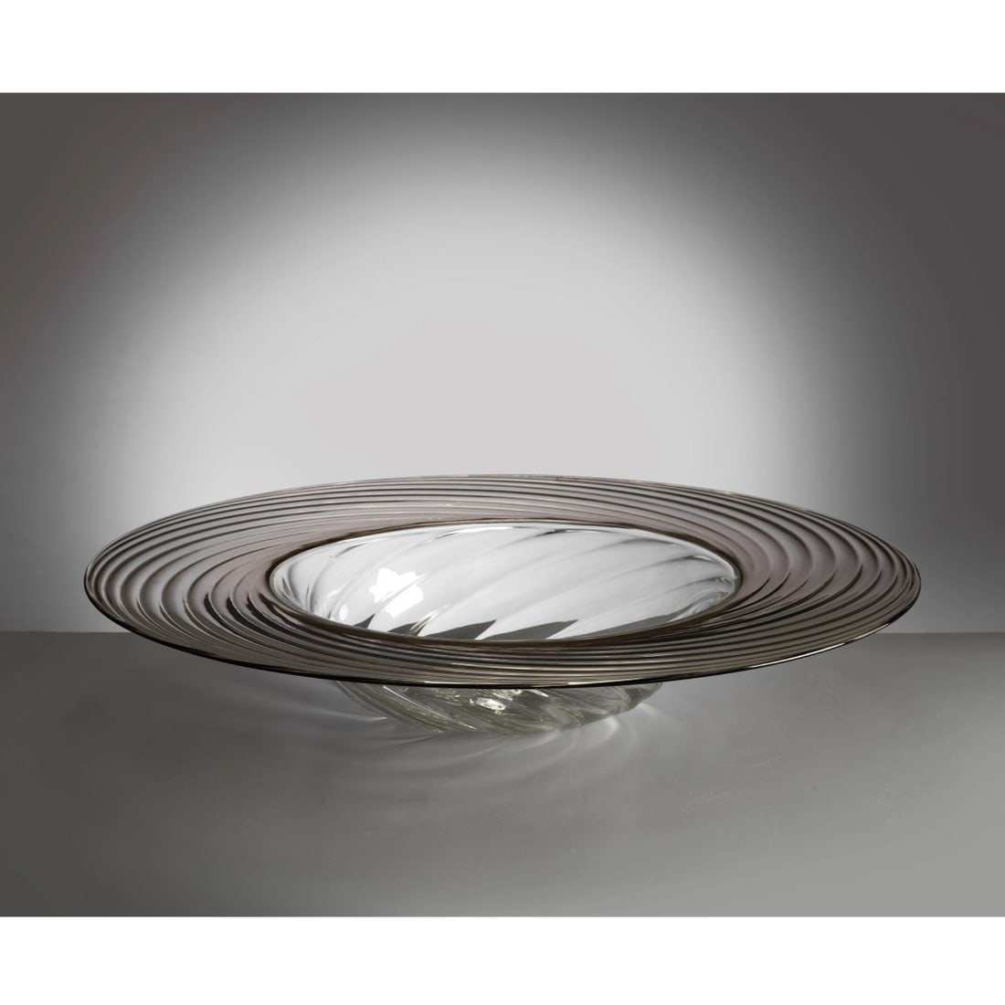 Owe Thorsen e: Owe Thorsen e (1945) Brigitta Karlsson (1943) «OPULUS» SERIES GLASS PLATE PIATTO DELLA SERIE OPULUS in vetro Produzione Venini, Murano, 1991 firmato e datato a punta sul fondo