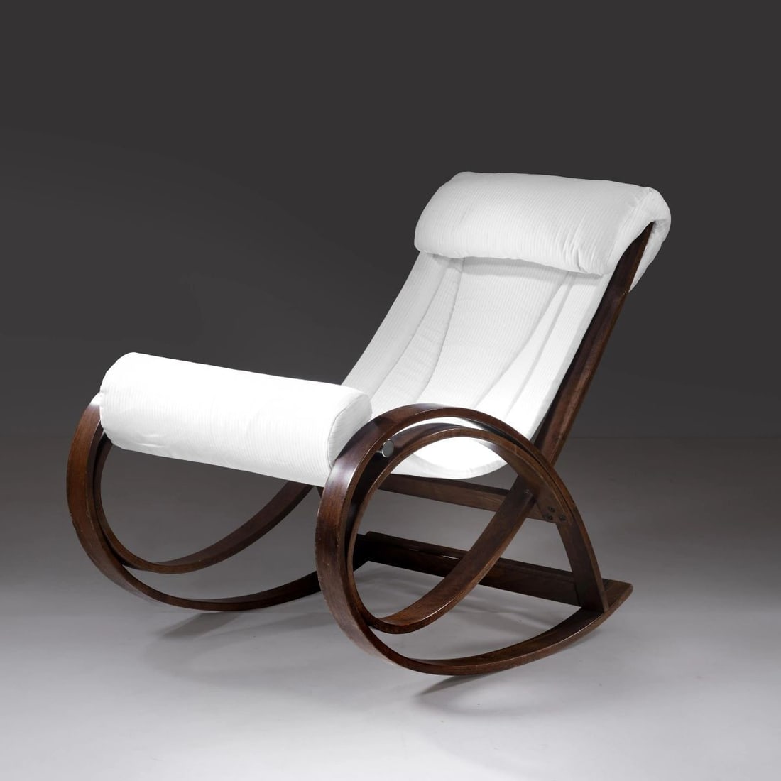 Gae Aulenti: Gae Aulenti (Palazzolo dello Stella, 1927 - Milano, 2012) «SGARSUL» ARMCHAIR, WOODEN STRUCTURE, WHITE FABRIC UPHOLSTERY POLTRONA MODELLO SGARSUL struttura in legno, imbottita e