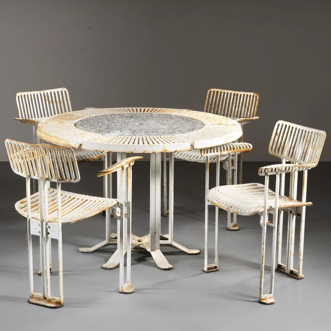 Reguitti e Ideal Clima: Reguitti e Ideal Clima WOODEN TABLE AND FOUR CHAIRS TAVOLO E QUATTRO SEDIE in metallo e marmo Produzione Italia, 1975 circa tavolo alt. cm 72 e diam. cm 110 Marchio dei produttori sulla