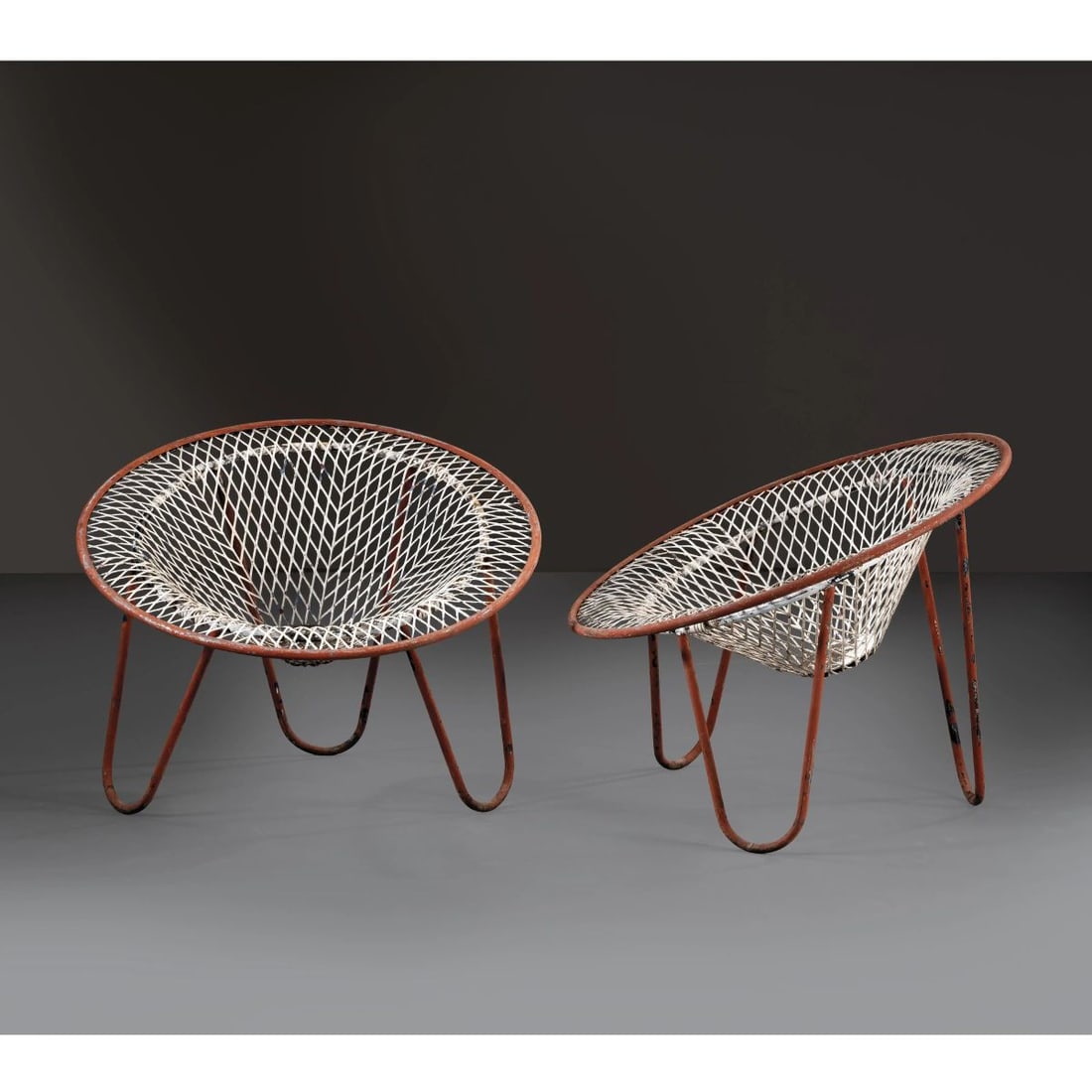 TWO RED AND WHITE LACQUERED METAL ARMCHAIRS: TWO RED AND WHITE LACQUERED METAL ARMCHAIRS COPPIA DI POLTRONE in metallo laccato nei toni del rosso e del bianco Produzione Italia, 1955 circa cm H63xL79xP76