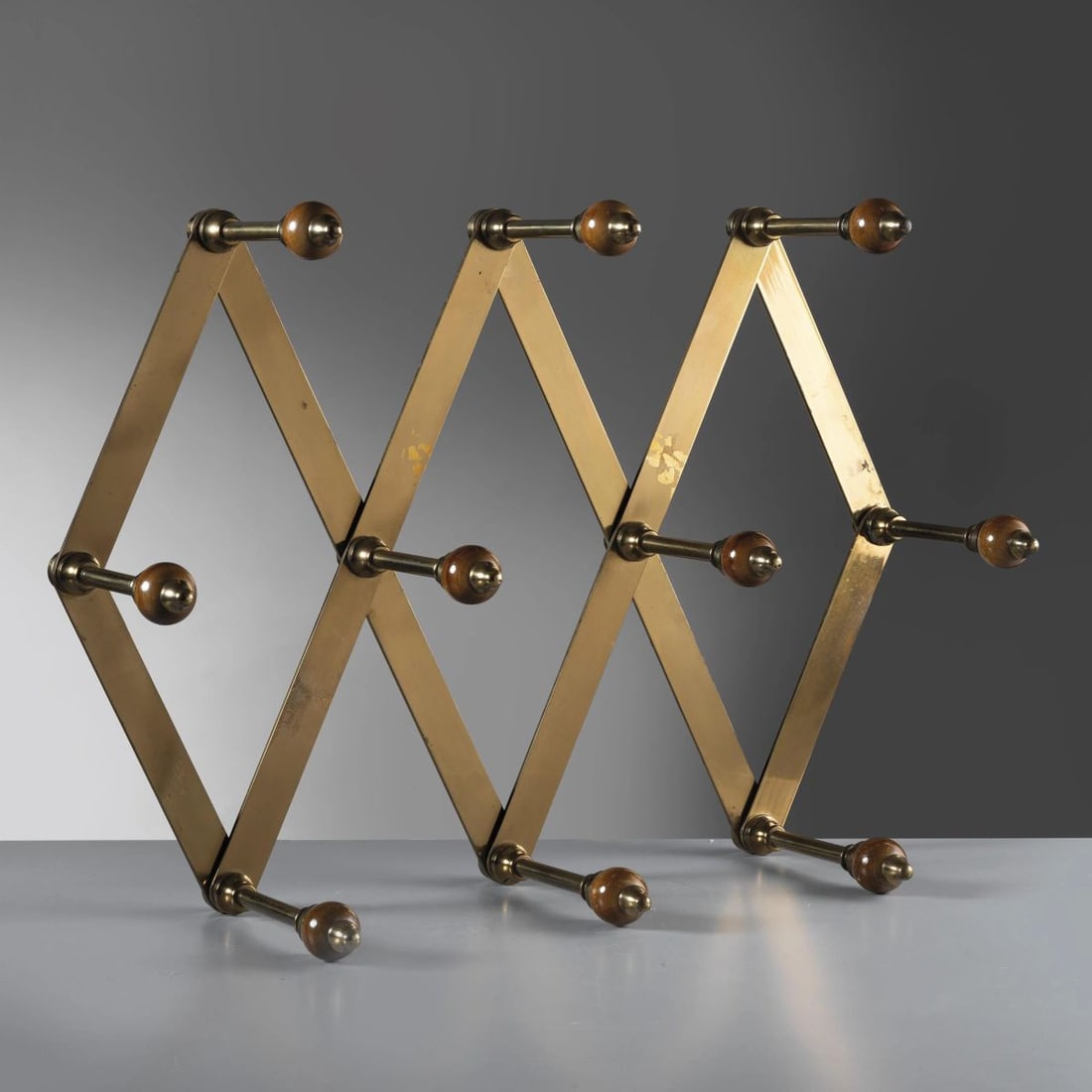 Luigi Caccia Dominioni: Luigi Caccia Dominioni (Milano, 1913 - 2016) COAT RACK, METAL STRUCTURE, WOODEN DETAILS APPENDIABITI MODELLO AT4 in metallo e dettagli in legno Produzione Azucena, Italia, 1955 circa cm