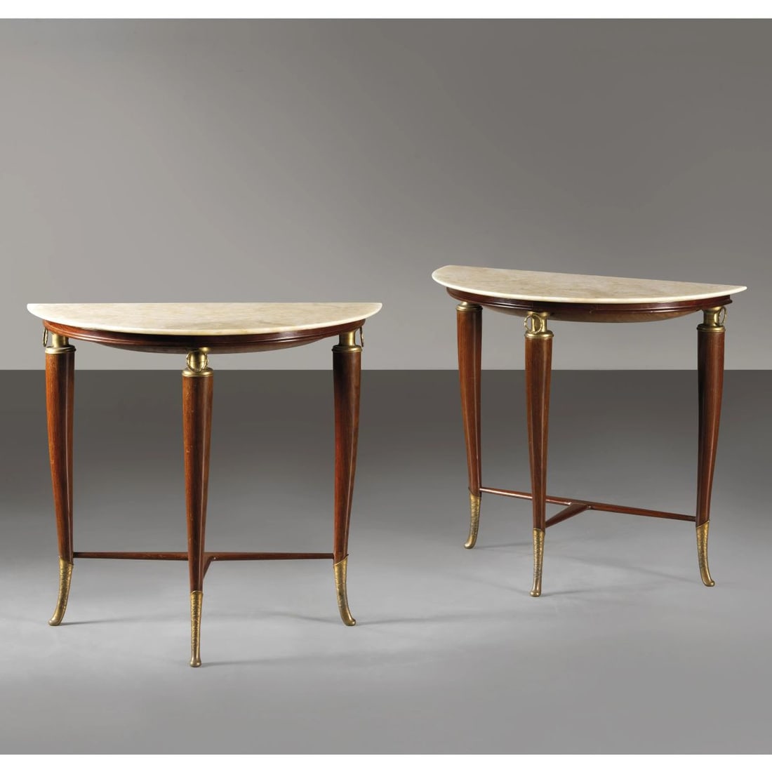 A COUPLE OF BEDSIDE TABLES: A COUPLE OF BEDSIDE TABLES COPPIA DI COMODINI in legno, ottone e onice Produzione Italia, 1950 circa cm H56xL64xP32