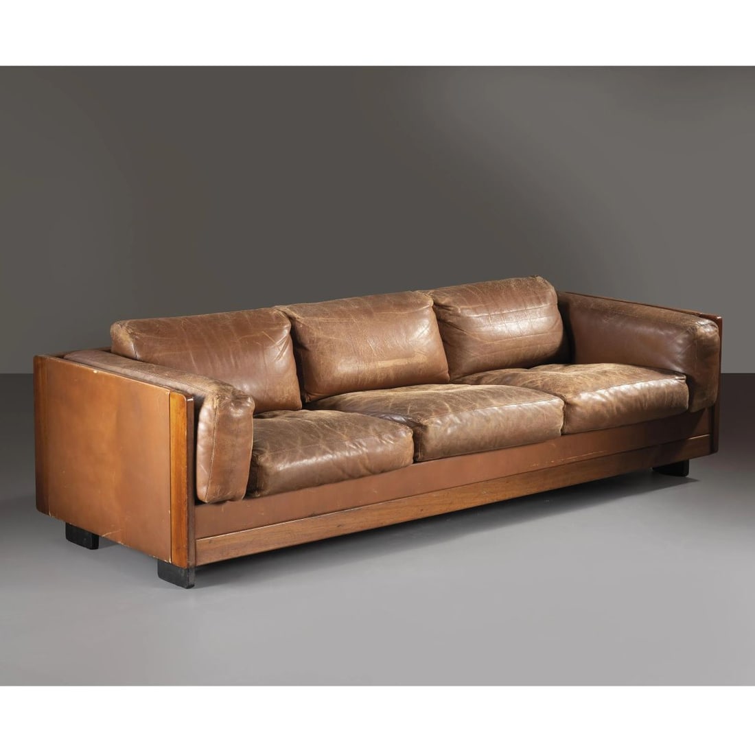 Tobia Scarpa: Tobia Scarpa (Venezia, 1935) A 920 SOFA, WOOD STRUCTURE, BROWN LEATHER UPHOLSTERY DIVANO MODELLO 920 struttura in legno, imbottito e rivestito in pelle nei toni del marrone Produzione Cassina, 