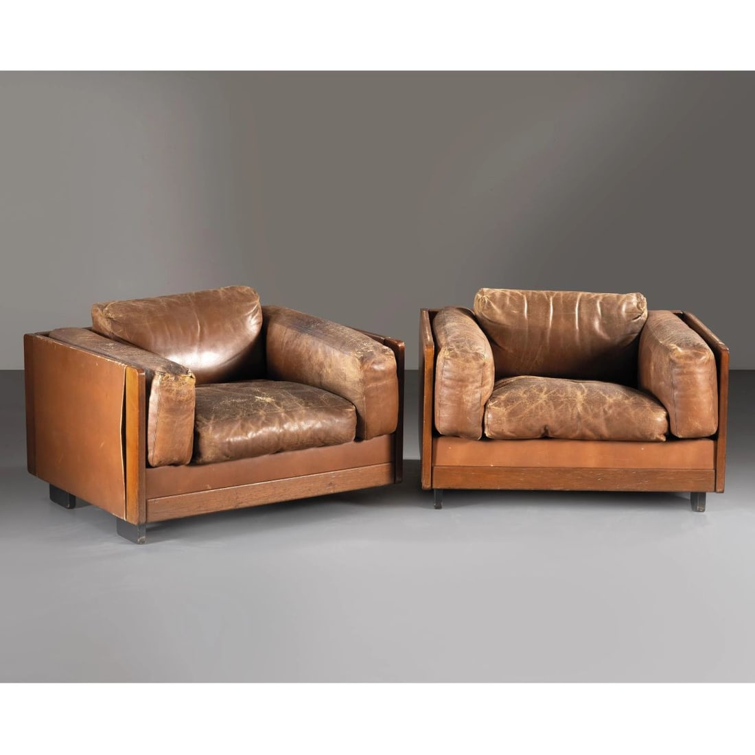 Tobia Scarpa: Tobia Scarpa (Venezia, 1935) A COUPLE OF 920 ARMCHAIRS, WOOD STRUCTURE, BROWN LEATHER UPHOLSTERY DUE POLTRONE MODELLO 920 struttura in legno, imbottite e rivestite in pelle nei toni del