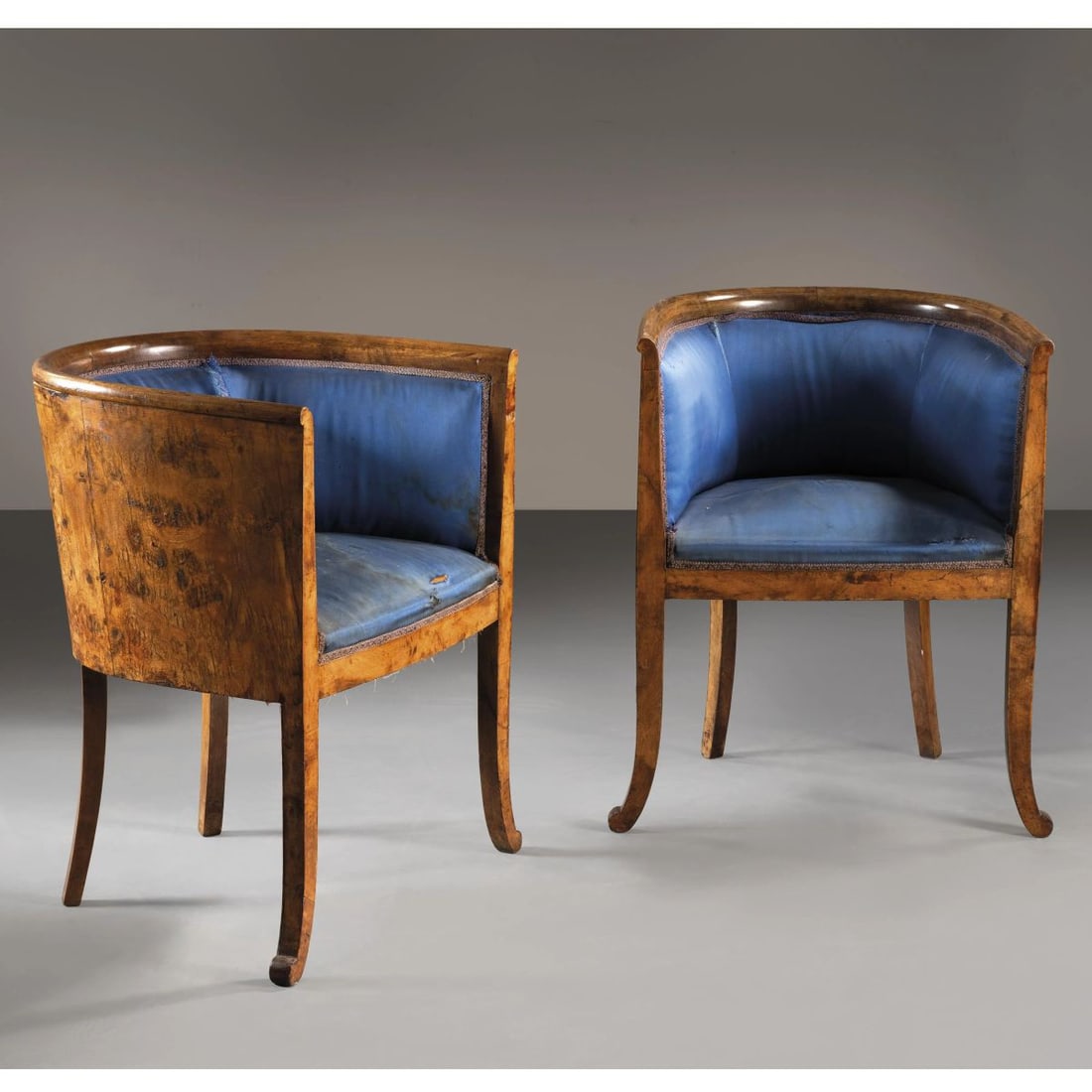 A COUPLE OF ARMCHAIRS: A COUPLE OF ARMCHAIRS, WOODEN STRUCTURE, BLUE FABRIC UPHOLSTERED SEATS COPPIA DI POLTRONCINE in legno e tessuto nei toni del blu Produzione Italia, 1935 circa cm H52xL57xP53