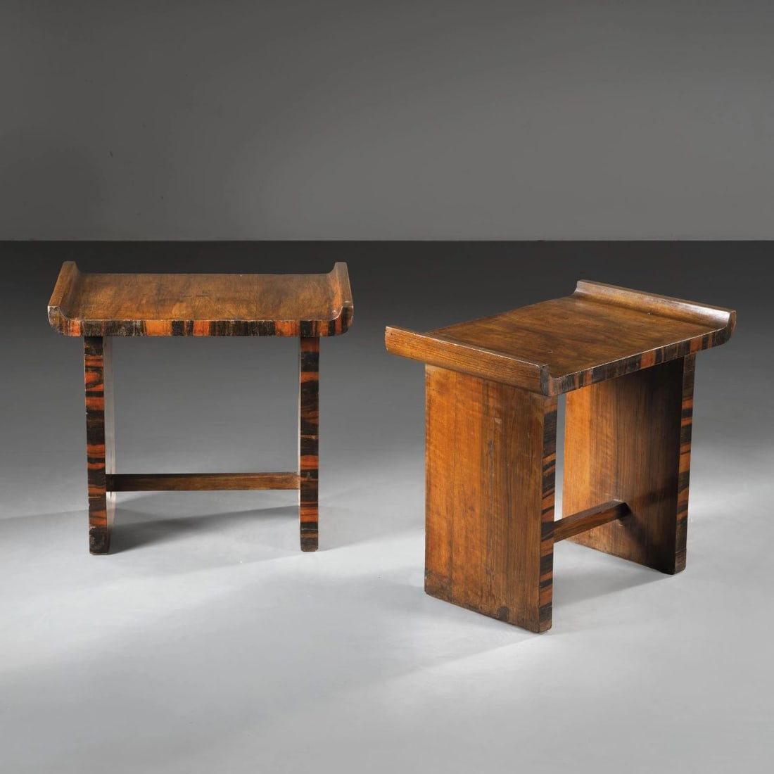 Attr a Gio Ponti: Attr a Gio Ponti (Milano, 1891 - 1979) TWO WOODEN STOOLS DUE PANCHETTI in legno Produzione Italia, 1930 circa cm H45xL50xP32 