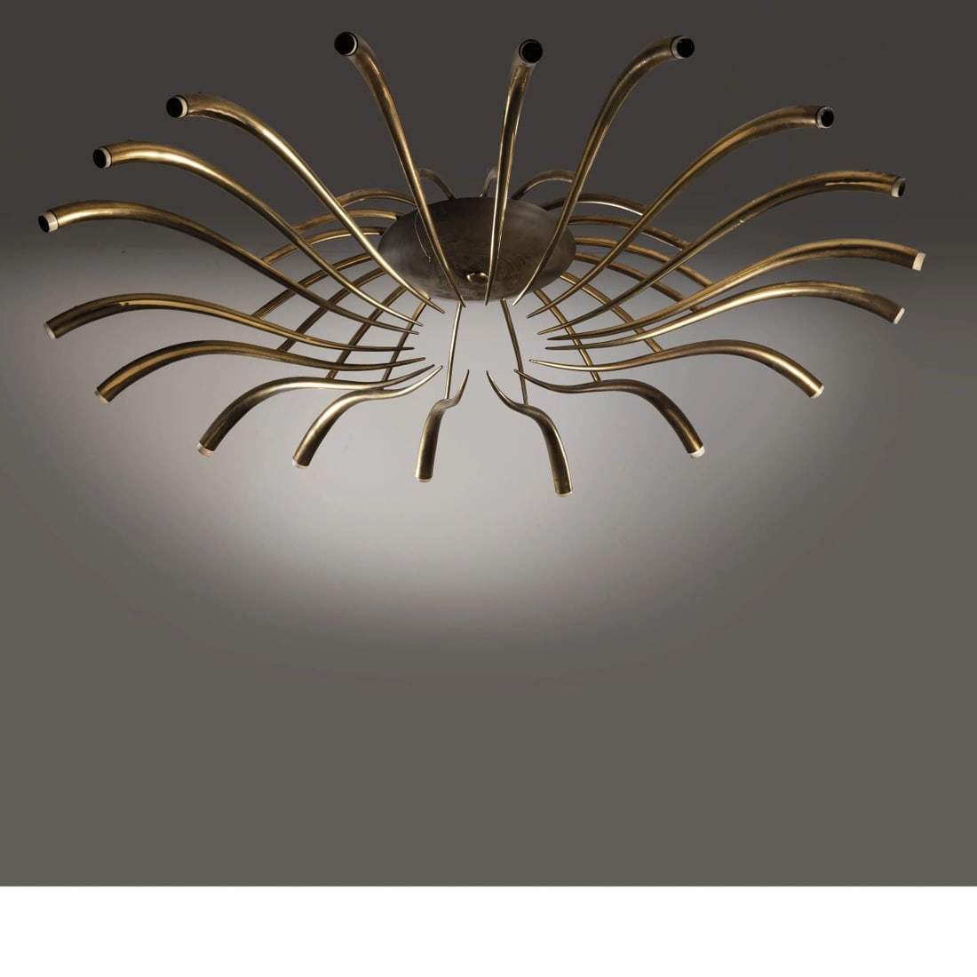Attr. a Oscar Torlasco: Attr. a Oscar Torlasco (Roma, 1934 - 2004) BRASS CEILING LAMP LAMPADARIO in ottone Produzione Italia, 1955 circa alt. cm 25 e diam. cm 130 