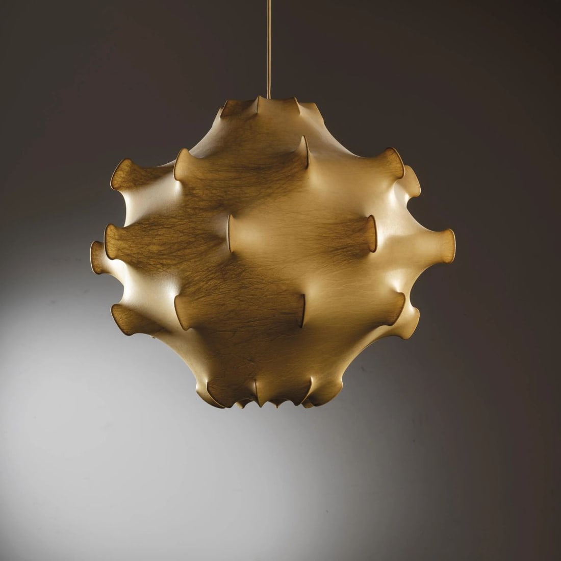 Achille e: Achille e (Milano, 1918 - 2022) Pier Giacomo Castiglioni (Milano, 1913 - 1968) «TARAXACUM» CEILING LAMP LAMPADARIO MODELLO TARAXACUM in cocoon e metallo Produzione Flos, Italia,