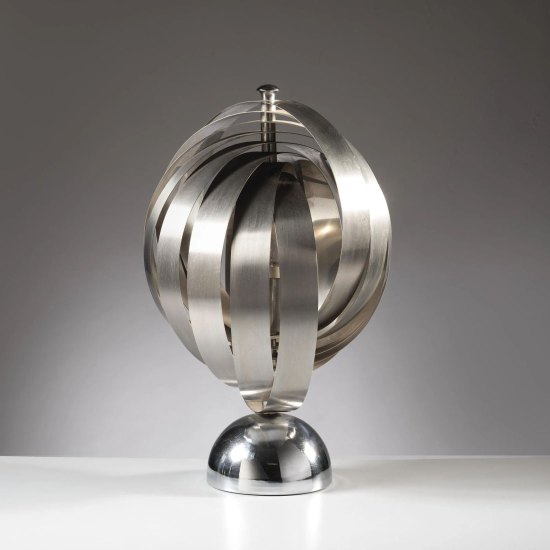 METAL TABLE LAMP: METAL TABLE LAMP LAMPADA DA TAVOLO in metallo Produzione Italia, 1970 circa alt. cm 58,5 e diam. cm 40