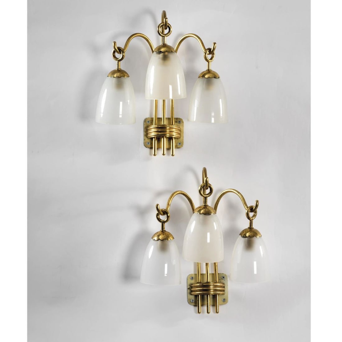 TWO METAL AND GLASS APPLIQUES: TWO METAL AND GLASS APPLIQUES DUE APPLIQUES in ottone e vetro Produzione Italia, 1950 circa cm H32xL33xP14