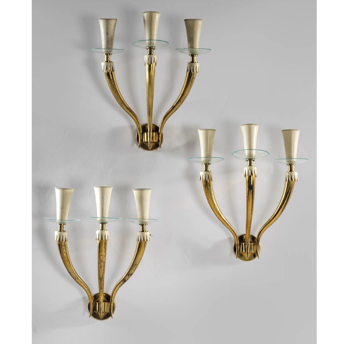 THREE METAL AND GLASS APPLIQUES: THREE METAL AND GLASS APPLIQUES TRE APPLIQUES in ottone e vetro Produzione Italia, 1950 circa cm H30xL27xP15