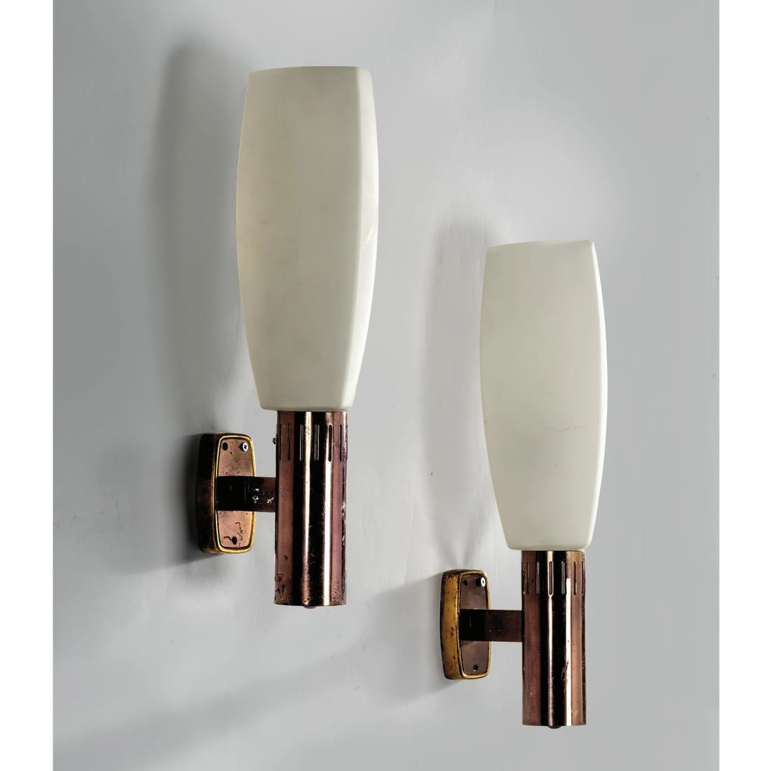 Stilnovo: Stilnovo A COUPLE OF BRASS AND GLASS APPLIQUES COPPIA DI APPLIQUES in metallo e vetro Produzione Italia, 1960 circa cm H45xL18xP15 