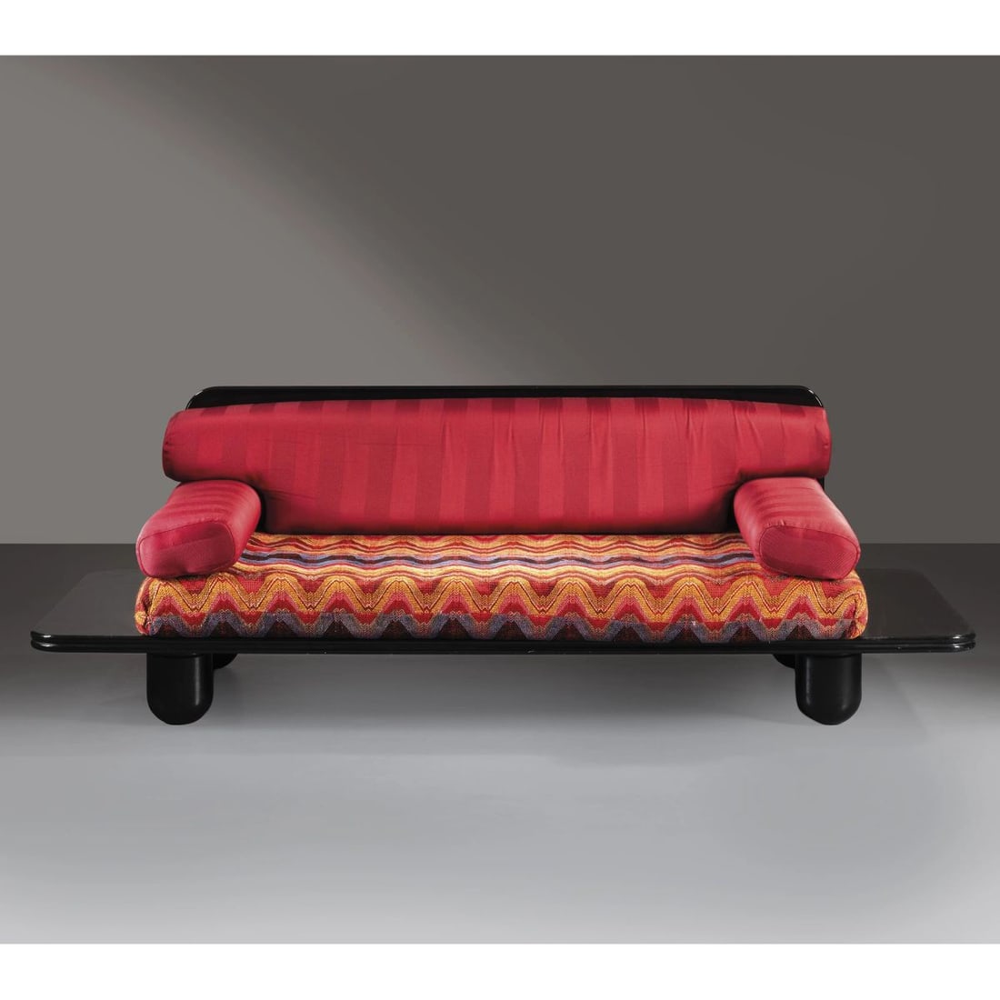 Studio A.R.D.I.T.I.: Studio A.R.D.I.T.I. ALLEGRETTO SOFA DIVANO MODELLO ALLEGRETTO in legno laccato nei toni del nero, cuscini imbottiti e rivestiti in tessuto Produzione Sormani, Italia, 1970 circa Marchio del