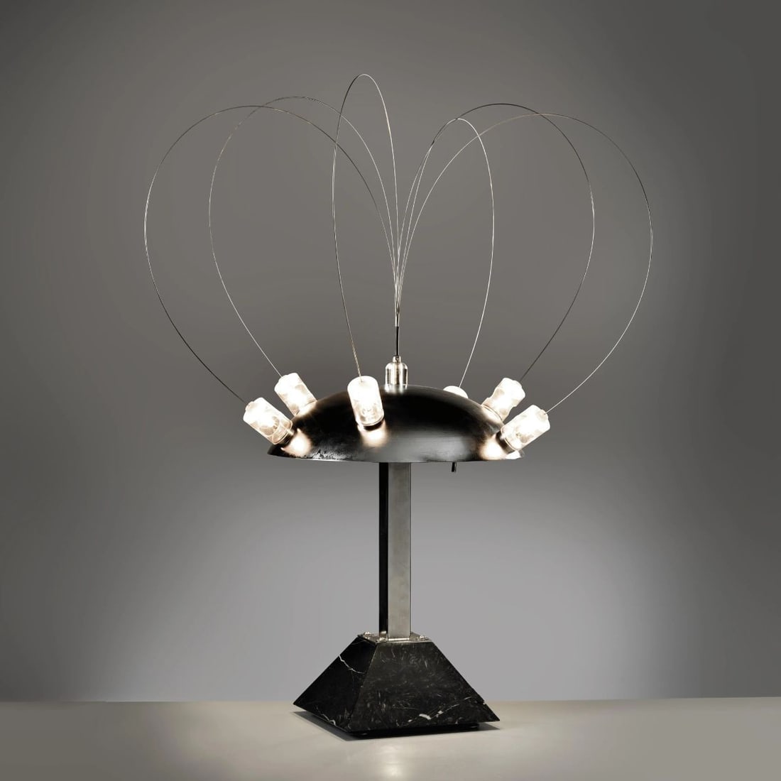 Studio A.R.D.I.T.I.: Studio A.R.D.I.T.I. MIDA TABLE LAMP LAMPADA DA TAVOLO MODELLO MIDA in metallo Produzione Italia, 1975 circa alt. cm 88 e diam. cm 70 il lotto è accompagnato da autentica 