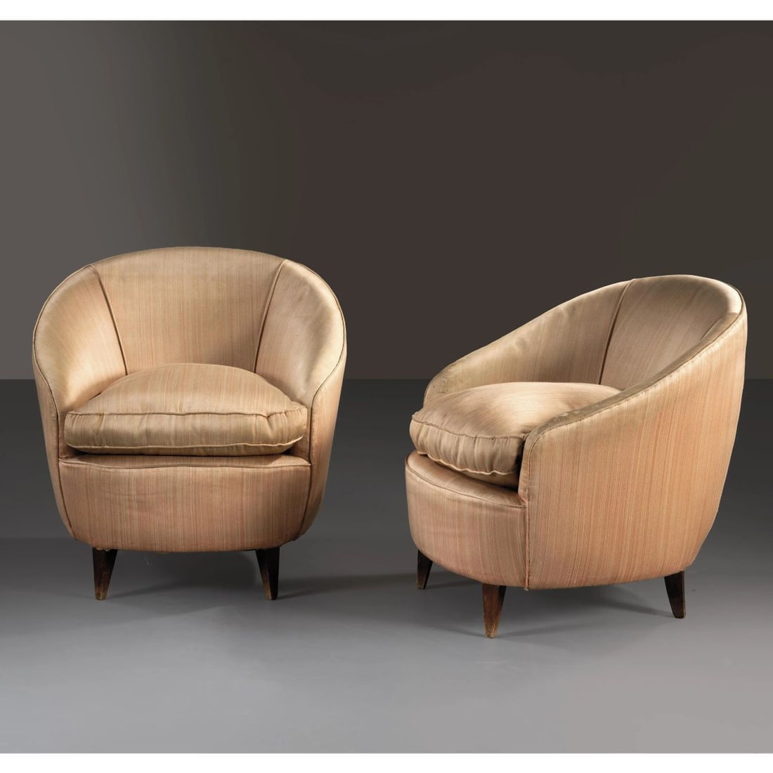 Gio Ponti: Gio Ponti (Milano, 1891 – 1979) A COUPLE OF ARMCHAIRS COPPIA DI POLTRONE in legno e tessuto nei toni del nocciola Produzione Italia, 1950 circa cm H70xL66xP70 Il lotto è