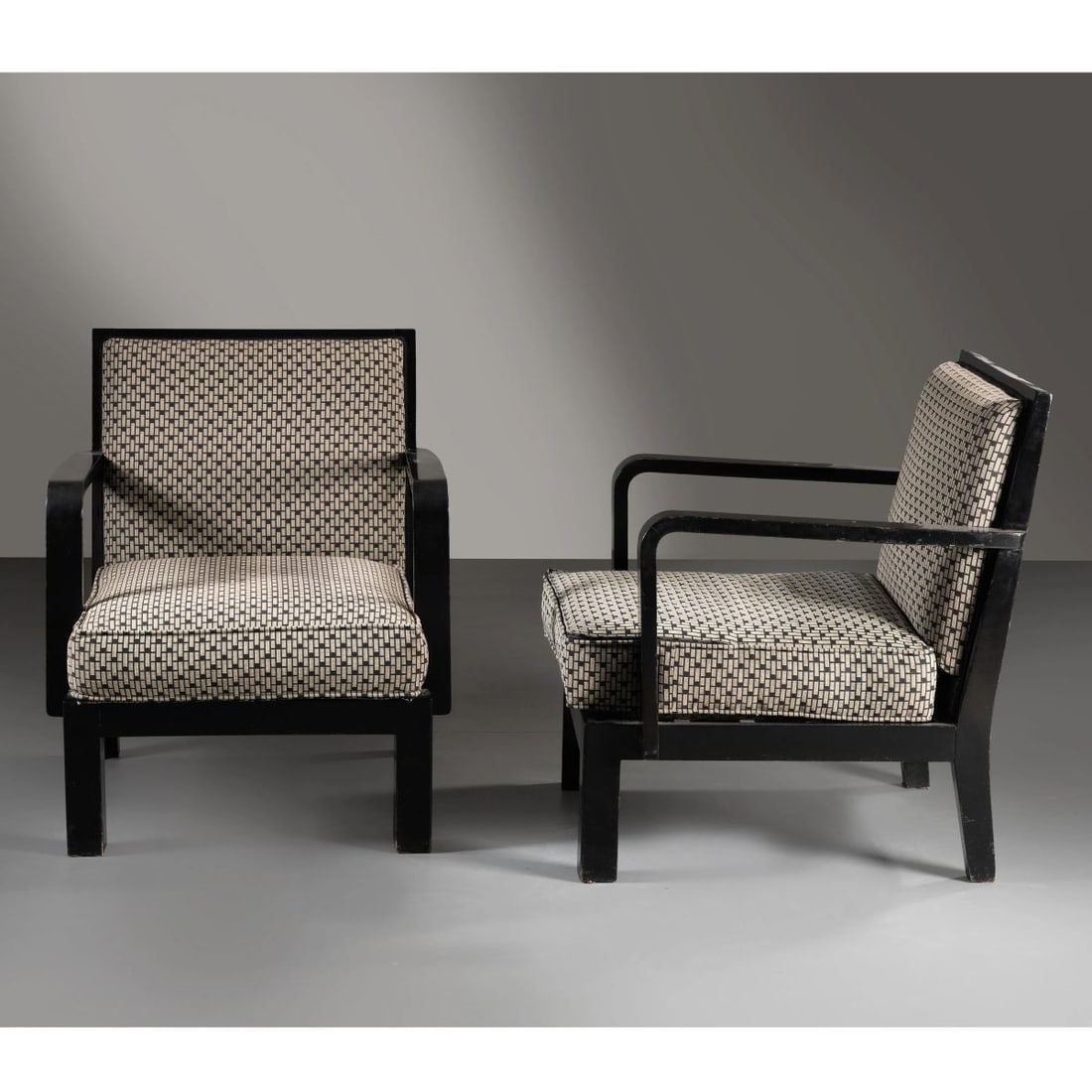 A COUPLE OF ARMCHAIRS: A COUPLE OF ARMCHAIRS COPPIA DI POLTRONE struttura in legno laccato nei toni del nero, seduta rivestita in tessuto Produzione Italia, 1925 circa cm H80xL67xP75