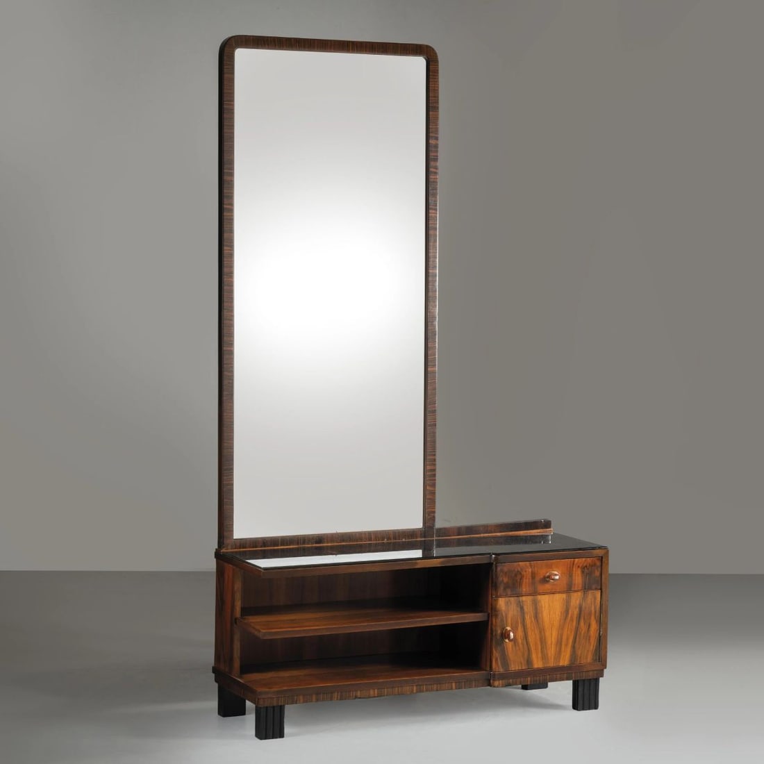 WOODEN CHEST OF DRAWERS WITH MIRROR: WOODEN CHEST OF DRAWERS WITH MIRROR MOBILE CON SPECCHIERA in legno e ottone, ripiano in vetro nero Produzione Italia, 1925 circa cm H186xL105xP36