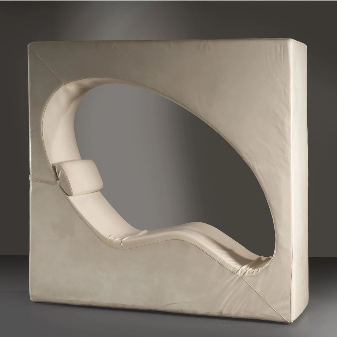 Giovanni Lauda e: Giovanni Lauda e (Napoli, 1956) Dante Donegani (Pinzolo, 1957) «PASSEPARTOUT» ARMCHAIR POLTRONA MODELLO PASSEPARTOUT in poliuretano nei toni crema Produzione Edra,