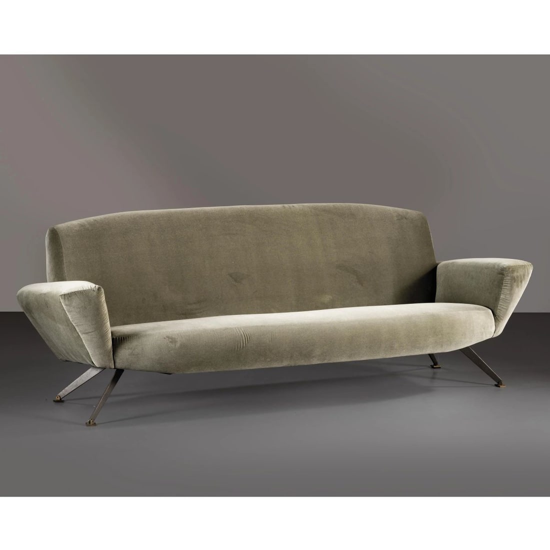 Studio Tecnico A.P.A.: Studio Tecnico A.P.A. SOFA, METAL STRUCTURE, GREEN FABRIC UPHOLSTERY DIVANO MODELLO 530 struttura in metallo, imbottito e rivestito in tessuto nei toni del verde Produzione Lenzi, Italia, 1960